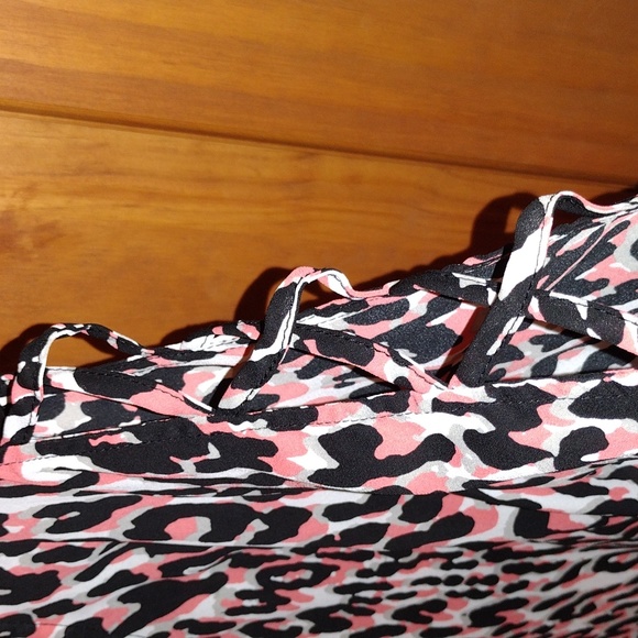 V neck peach,gray, black and white design top size Large - Picture 2 of 10